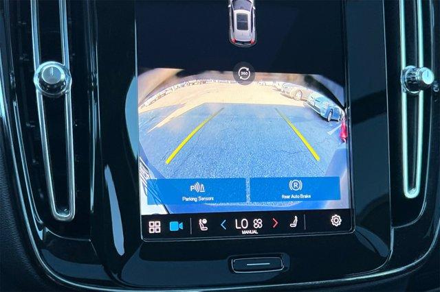 Photo of 2025 Onyx Black Metallic Volvo XC40