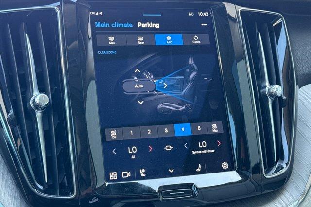 Photo of 2023 Crystal White Metallic Volvo XC60
