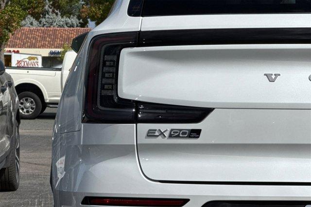 Photo of 2025 Crystal White Volvo EX90