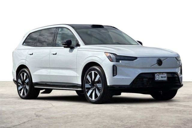Photo of 2025 Crystal White Volvo EX90