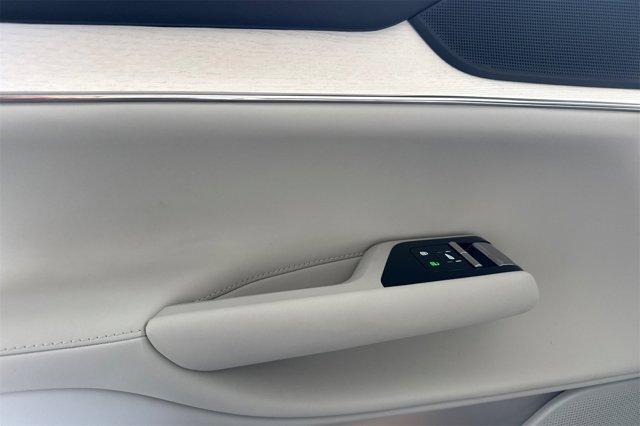 Photo of 2025 Crystal White Volvo EX90