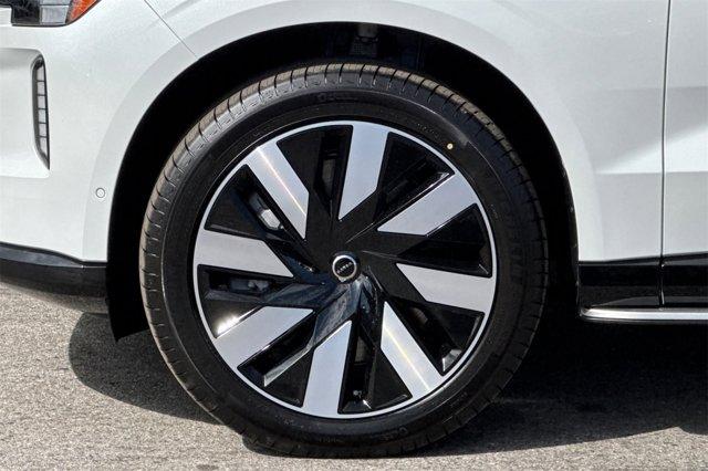 Photo of 2025 Crystal White Volvo EX90