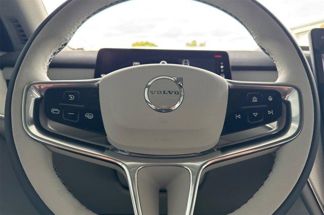 Photo of 2025 Crystal White Volvo EX90