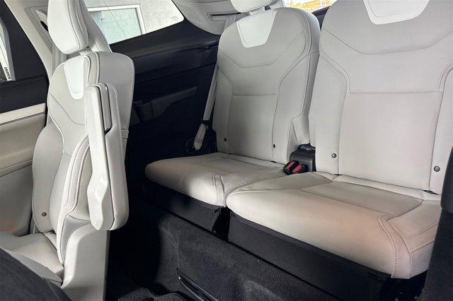 Photo of 2025 Crystal White Volvo EX90