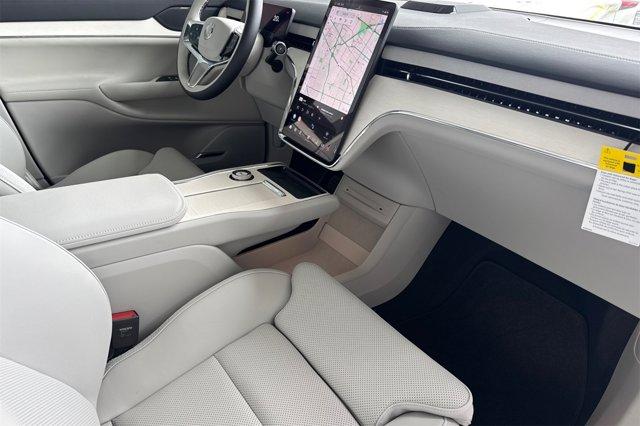 Photo of 2025 Crystal White Volvo EX90