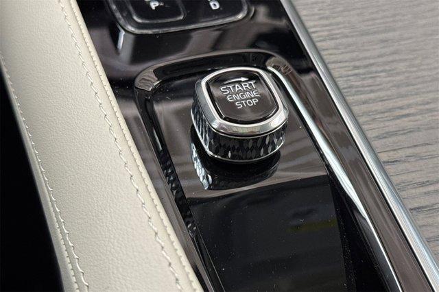 Photo of 2025 Crystal White Volvo XC90