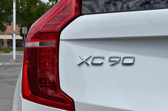 Photo of 2025 Crystal White Volvo XC90
