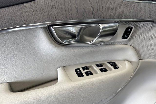 Photo of 2025 Crystal White Volvo XC90