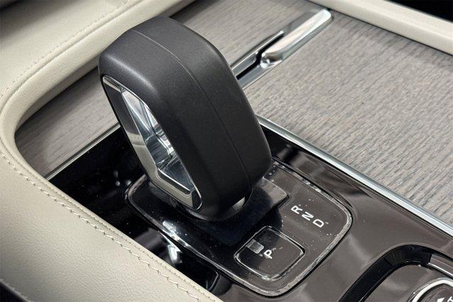 Photo of 2025 Crystal White Volvo XC90