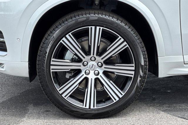 Photo of 2025 Crystal White Volvo XC90