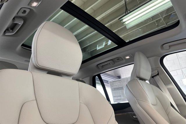 Photo of 2025 Crystal White Volvo XC90