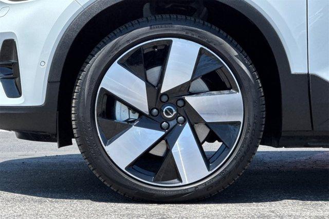 Photo of 2023 Crystal White Volvo XC40 Recharge Pure Electric