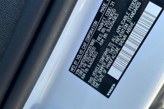 Photo of 2023 Crystal White Volvo C40 Recharge Pure Electric