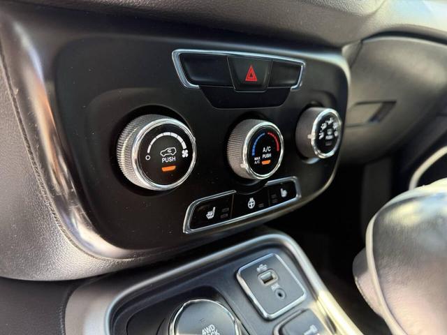 Photo of 2018 Diamond Black Crystal Pearlcoat Jeep Compass