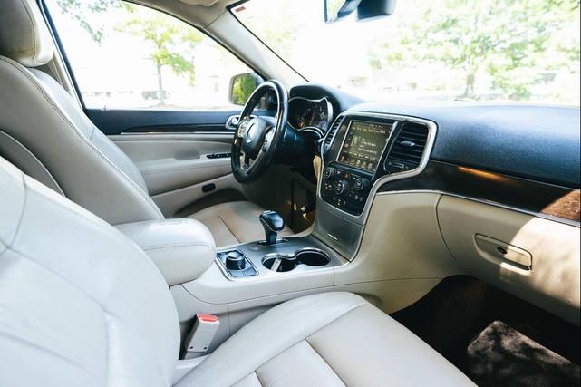 Photo of 2015 Brilliant Black Crystal Pearlcoat Jeep Grand Cherokee