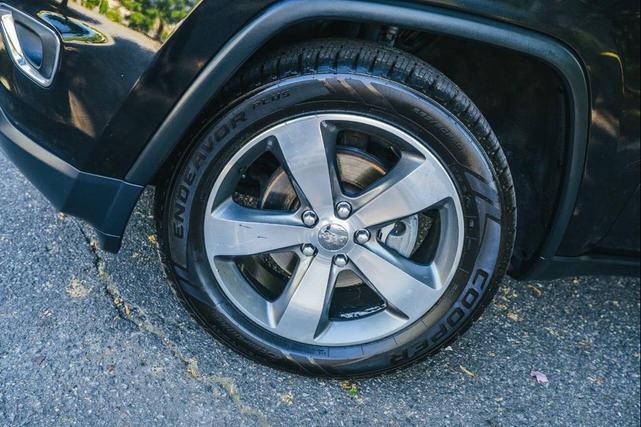 Photo of 2015 Brilliant Black Crystal Pearlcoat Jeep Grand Cherokee