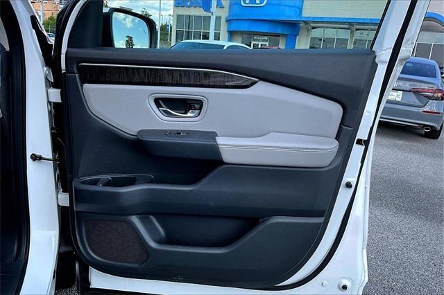 Photo of 2023 Platinum White Pearl Honda Pilot