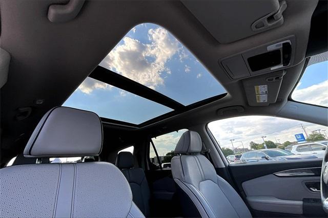 Photo of 2023 Platinum White Pearl Honda Pilot
