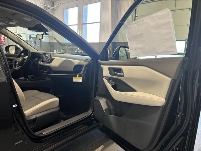 Photo of 2025 Super Black Nissan Rogue