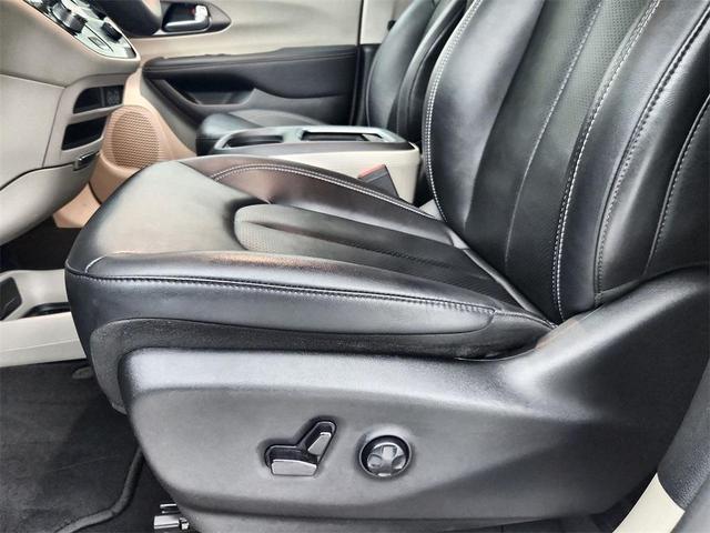 Photo of 2024 Diamond Black Chrysler Pacifica