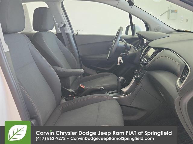 Photo of 2019 Summit White Chevrolet Trax