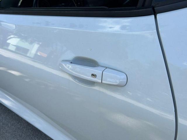 Photo of 2021 Summit White Chevrolet Camaro