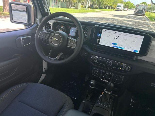 Photo of 2025 Bright White Clearcoat Jeep Wrangler