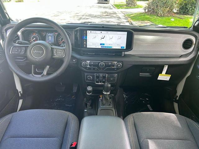 Photo of 2025 Bright White Clearcoat Jeep Wrangler