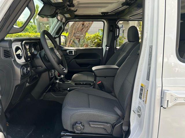 Photo of 2025 Bright White Clearcoat Jeep Wrangler