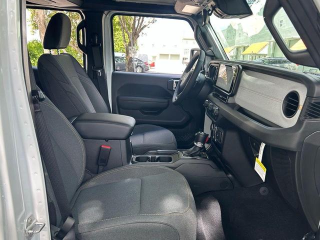 Photo of 2025 Bright White Clearcoat Jeep Wrangler