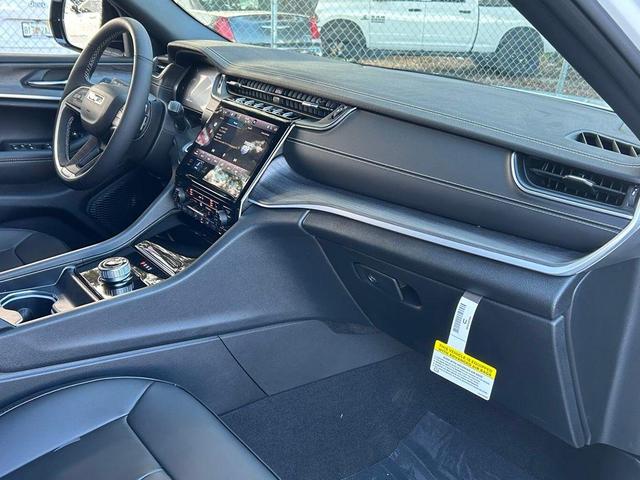 Photo of 2025 Bright White Clearcoat Jeep Grand Cherokee