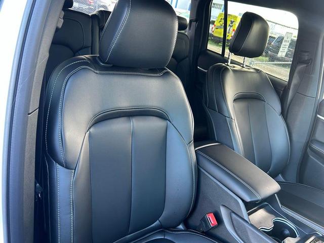 Photo of 2025 Bright White Clearcoat Jeep Grand Cherokee
