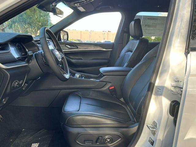 Photo of 2025 Bright White Clearcoat Jeep Grand Cherokee