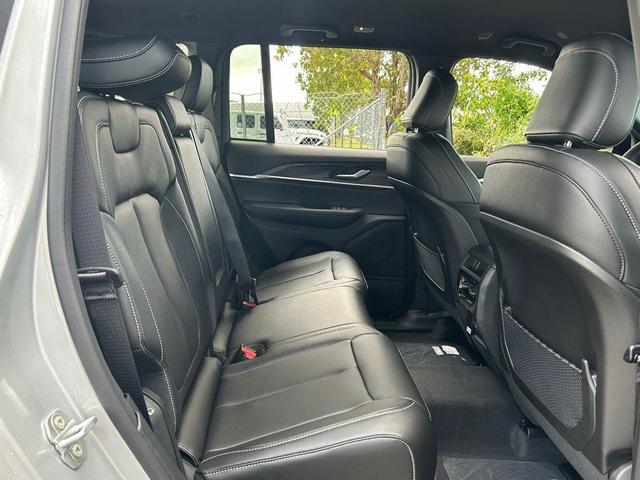 Photo of 2025 Silver Zynith Jeep Grand Cherokee