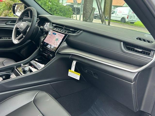 Photo of 2025 Silver Zynith Jeep Grand Cherokee
