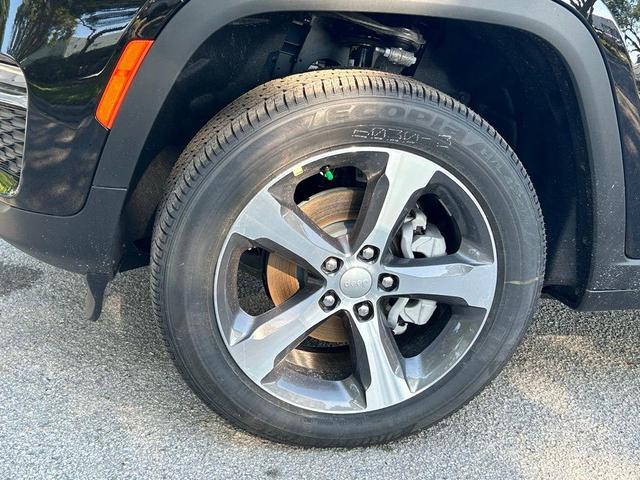 Photo of 2025 Diamond Black Jeep Grand Cherokee