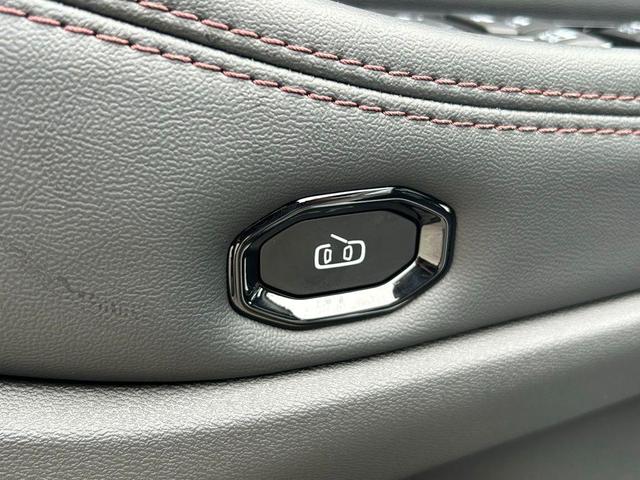 Photo of 2025 Silver Zynith Clearcoat Jeep Wagoneer S