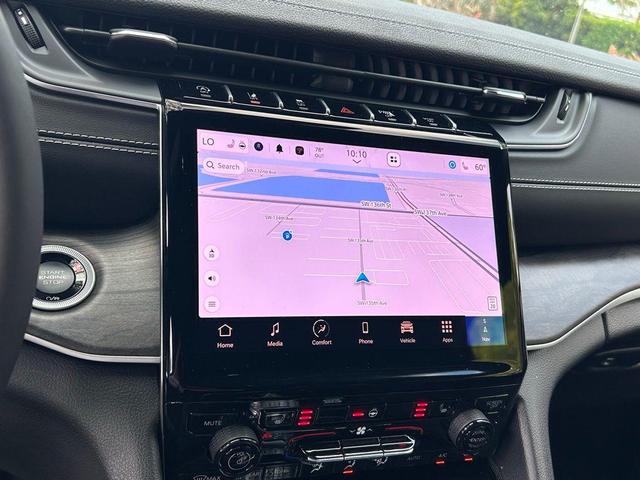 Photo of 2025 Silver Zynith Jeep Grand Cherokee