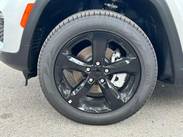 Photo of 2025 Silver Zynith Jeep Grand Cherokee