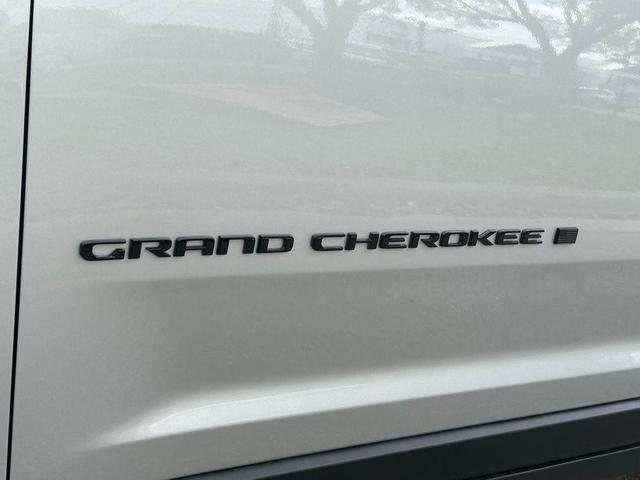 Photo of 2025 Silver Zynith Jeep Grand Cherokee