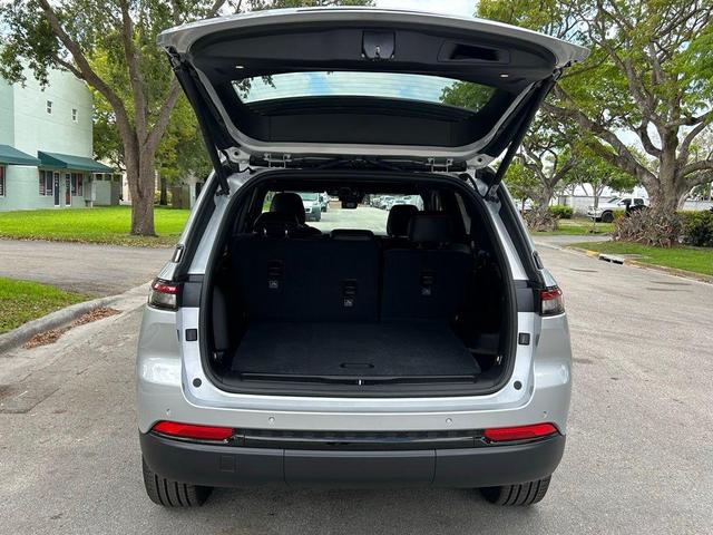Photo of 2025 Silver Zynith Jeep Grand Cherokee
