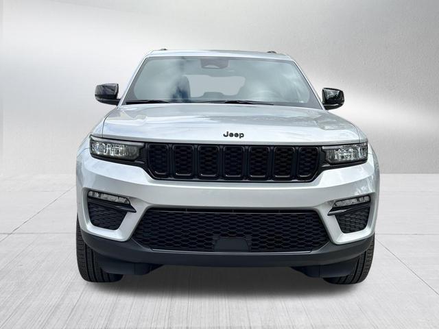 Photo of 2025 Silver Zynith Jeep Grand Cherokee
