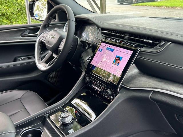 Photo of 2025 Silver Zynith Jeep Grand Cherokee