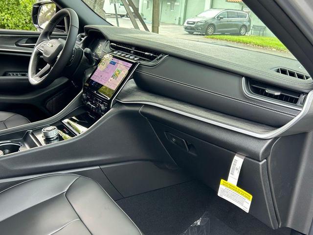 Photo of 2025 Silver Zynith Jeep Grand Cherokee