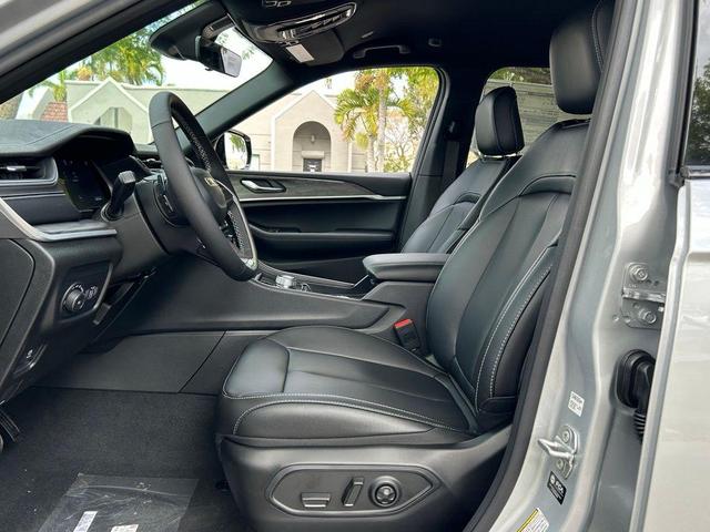 Photo of 2025 Silver Zynith Jeep Grand Cherokee