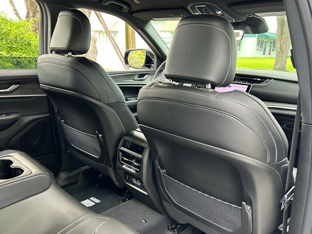 Photo of 2025 Silver Zynith Jeep Grand Cherokee