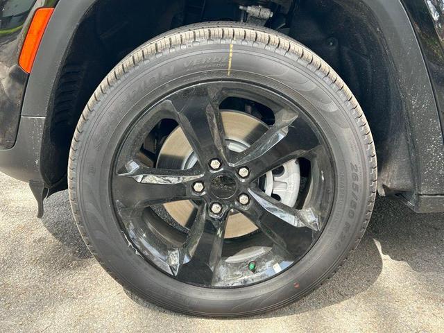 Photo of 2025 Diamond Black Jeep Grand Cherokee L