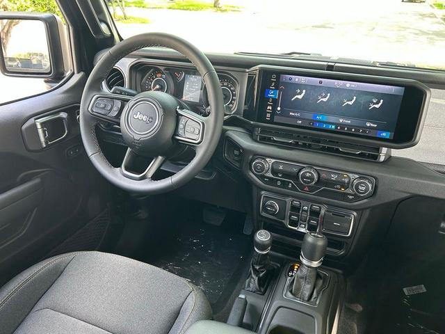 Photo of 2025 Black Clearcoat Jeep Wrangler