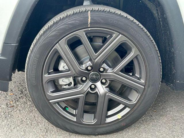 Photo of 2025 Silver Zynith Jeep Compass