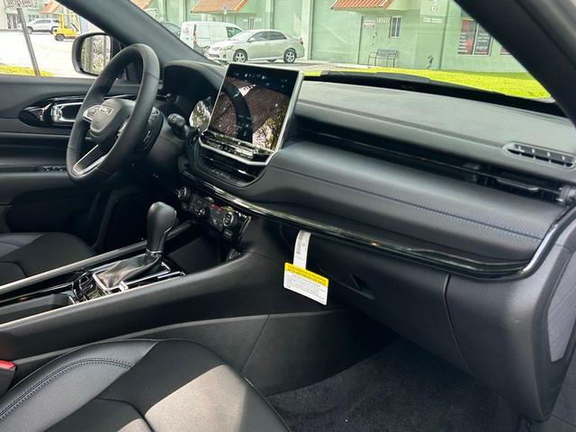 Photo of 2025 Silver Zynith Jeep Compass